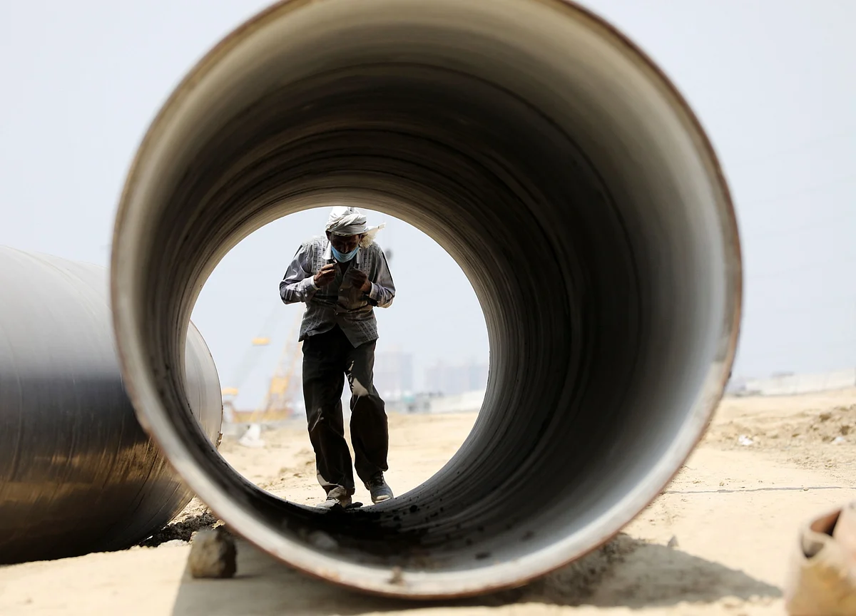 India’s Economy Seen Contracting 0.4% in Fiscal Year 2021, Survey Shows