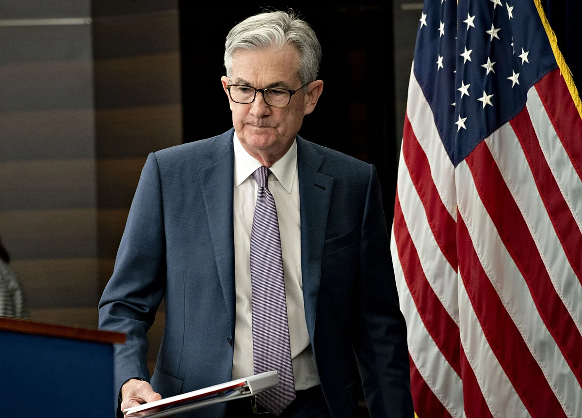Powell Warns of Broad Virus Danger, Bats Down Negative Rates