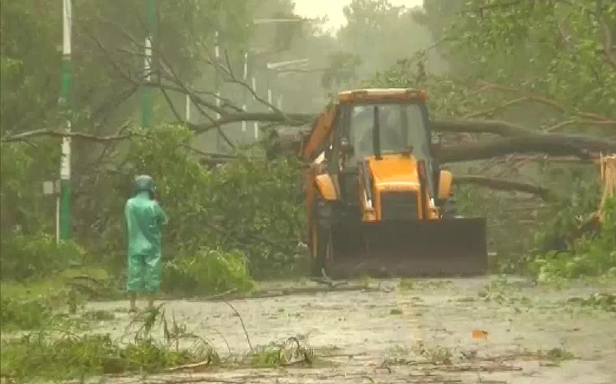Cyclone ‘Amphan’ Rolls Towards Indian Shores, Unleashes Downpour, Flattens Homes