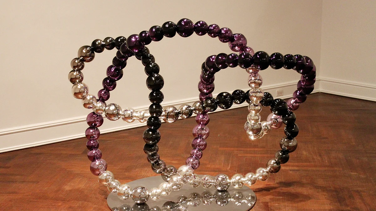 “Untitled (Black and Purple Knot)” by Jean-Michel Othoniel. (Photographer: Lili Rosboch/Bloomberg)