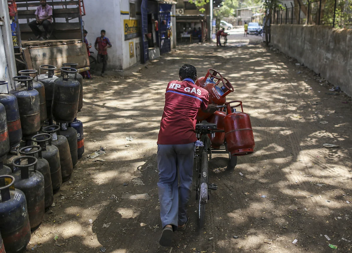 Indian LPG Reversal Shows Peril of Buying Fuel in a Pandemic