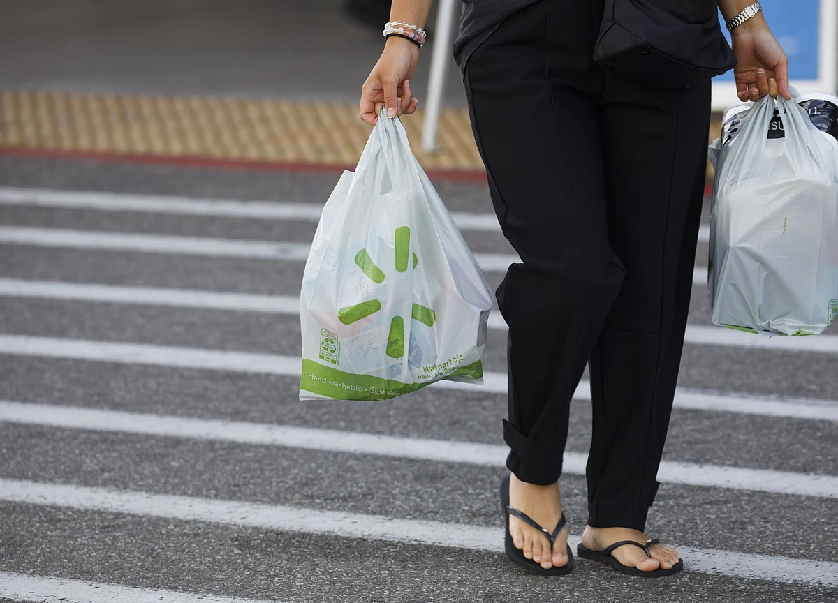 U.S. Consumer Spending Plunges While Stimulus Boosts Incomes