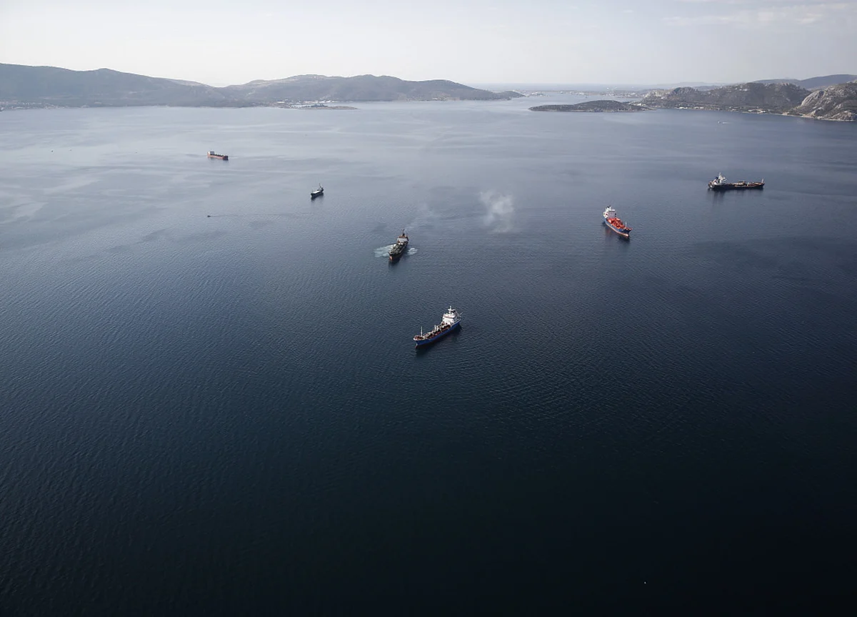 India Stores Cheap Oil at Sea While Onshore Tanks 100% Full