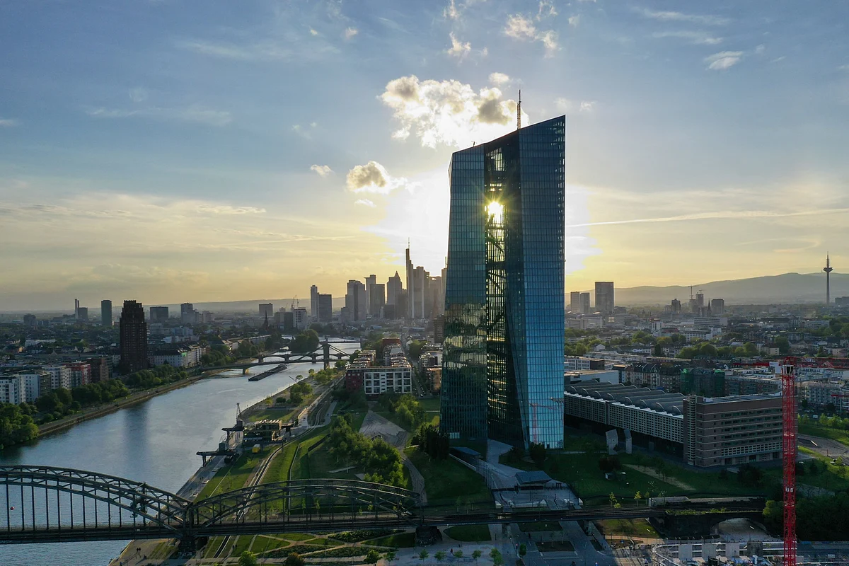 ECB’s QE Plan Faces German Ruling as Focus Is on Virus Fight