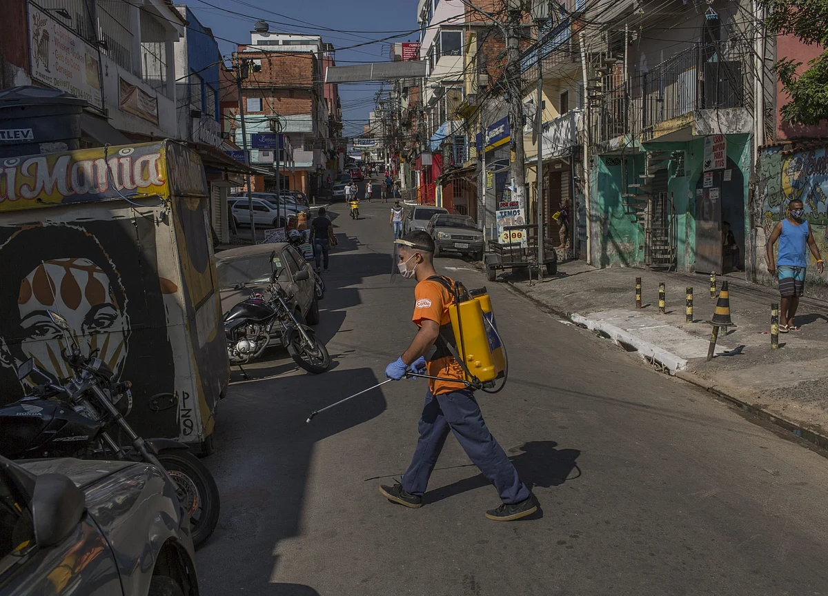 Brazil Eyes ‘Unusually Large’ Stimulus After Bold Rate Cut