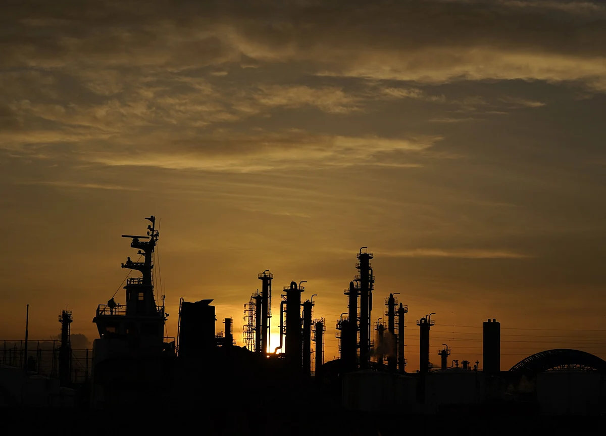 Japan Sinks Into Recession as Gloom Deepens for World Economy