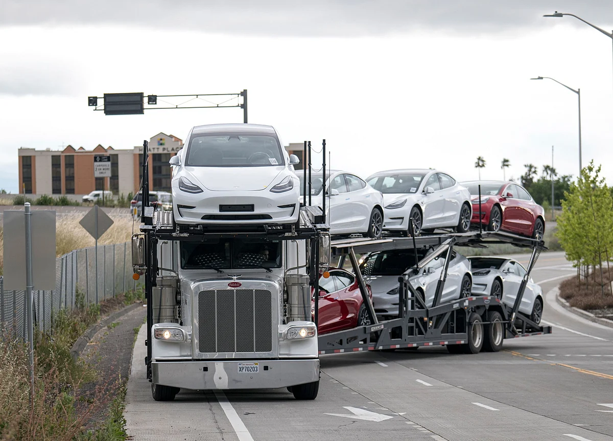 Musk Reopens Tesla’s Plant, Dares Authorities to Arrest Him