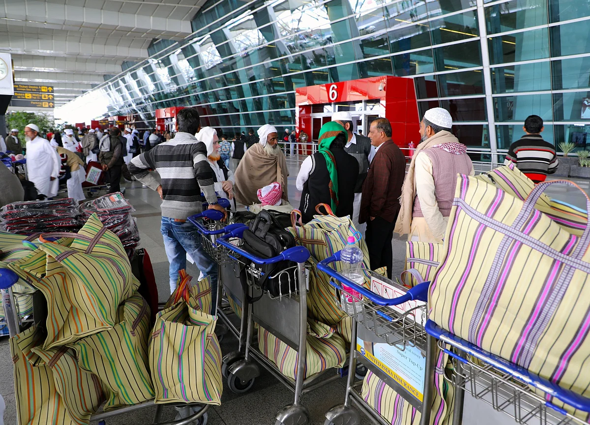Airports Authority Of India Asks Air Passengers To Mandatorily Download Aarogya Setu App, Carry Hand Sanitiser
