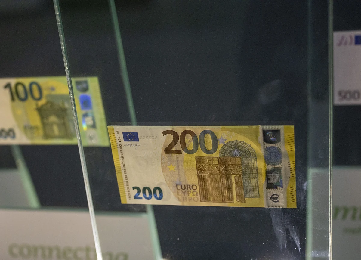 Europe’s Demand for Cash Signals Crisis Hoarding, Not Economic Recovery