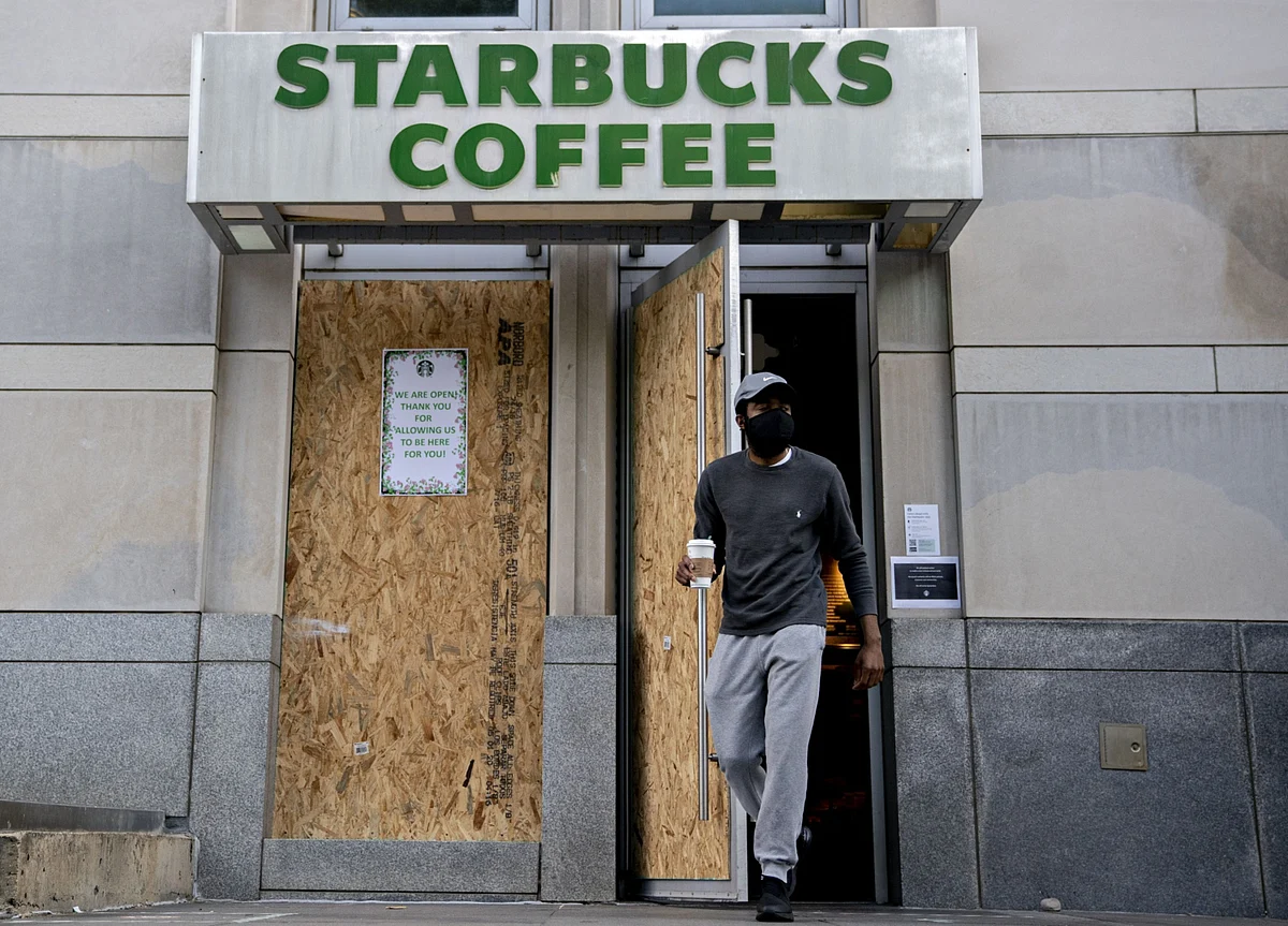 Starbucks Sees $3.2 Billion Virus Hit, Plans New Cafe Format