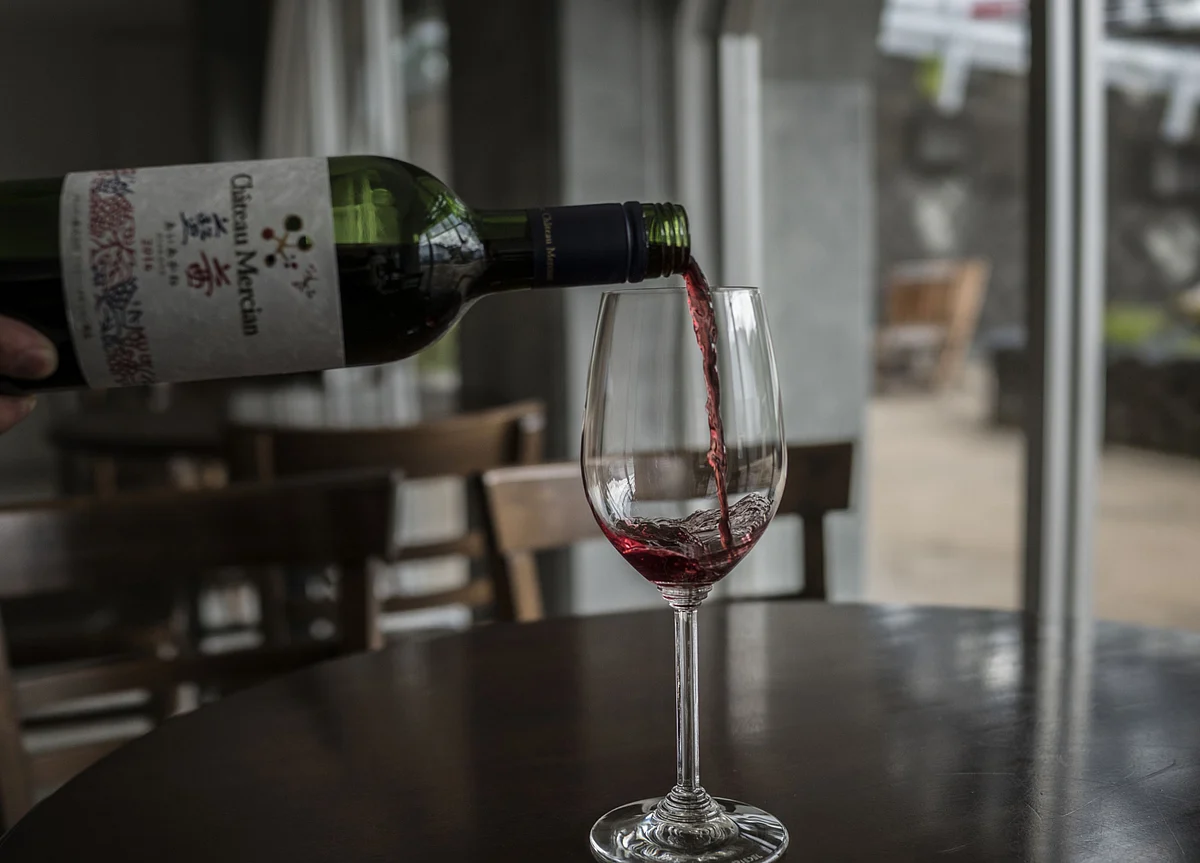 Without Lavish Tastings, Bordeaux Sells Itself With Discounts, Zoom