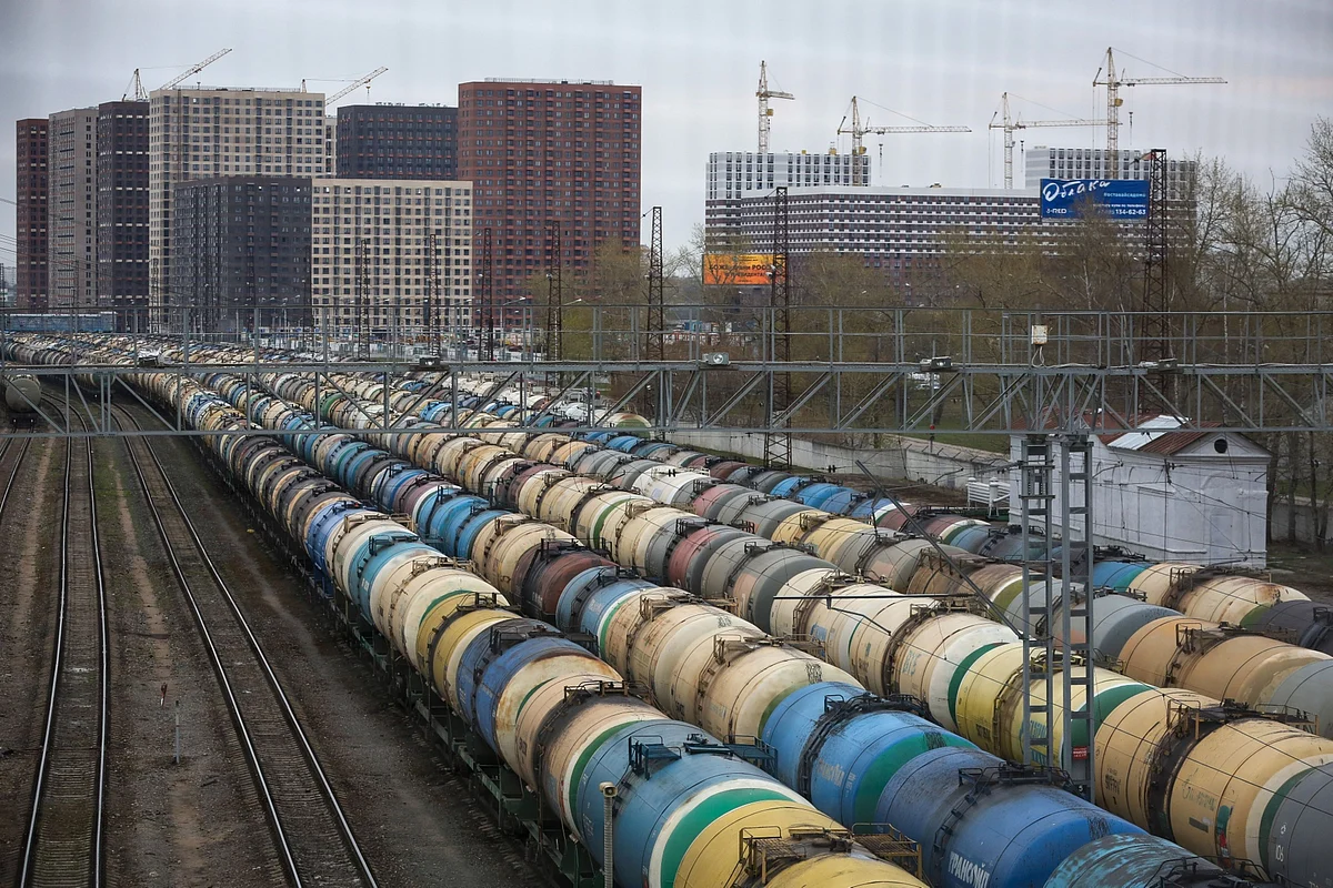 OPEC+ Set to Extend Oil Cuts as Meeting Called for Weekend