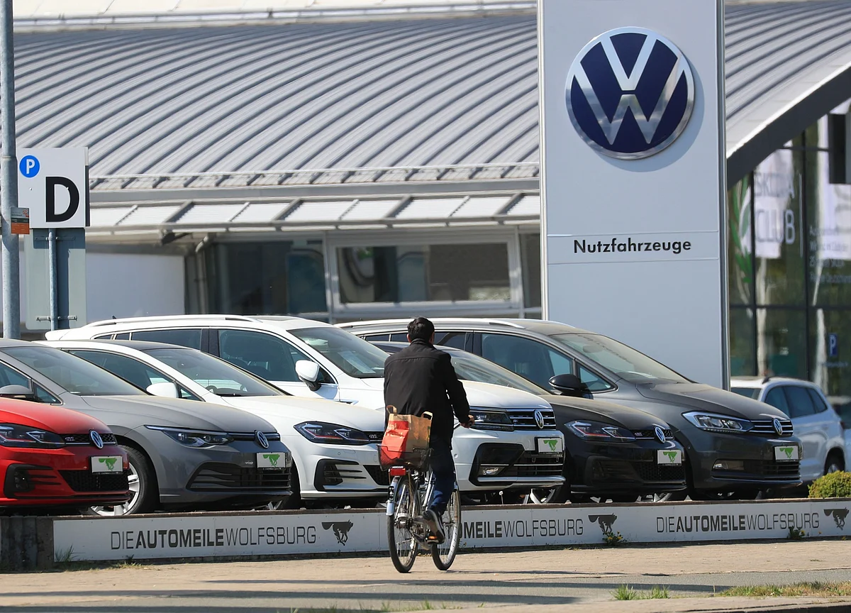 VW’s Bid to Challenge Tesla Will Start With a Software Patch