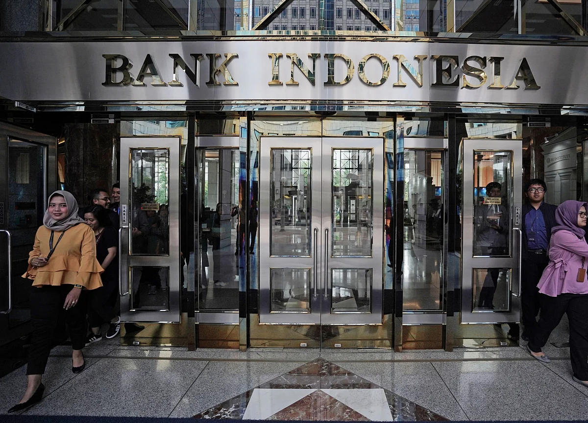 Indonesia Cuts Rates, Signals More Easing as Growth Weakens