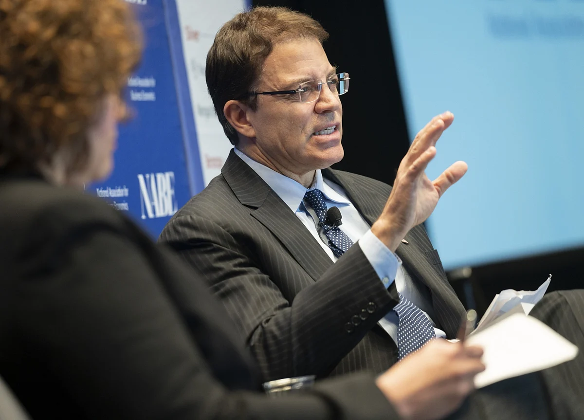 Top White House Economist Leaving Amid Recession Linked to Virus