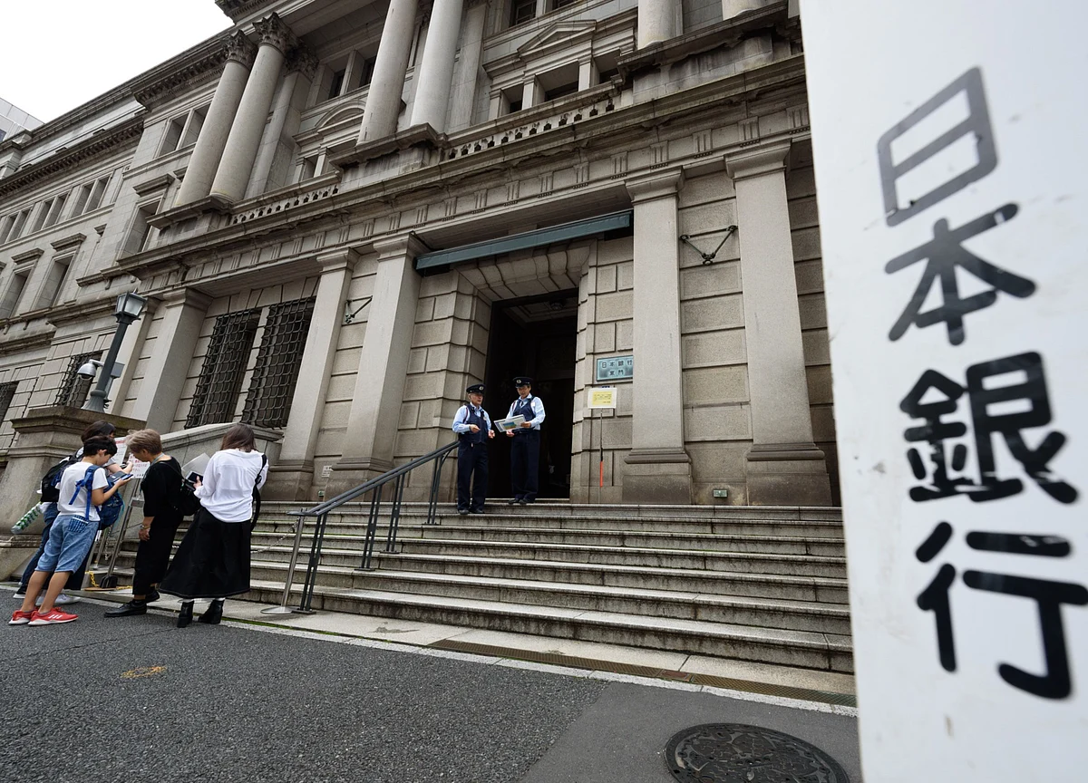 Most Economists See Bank of Japan Holding Off Major Action in June