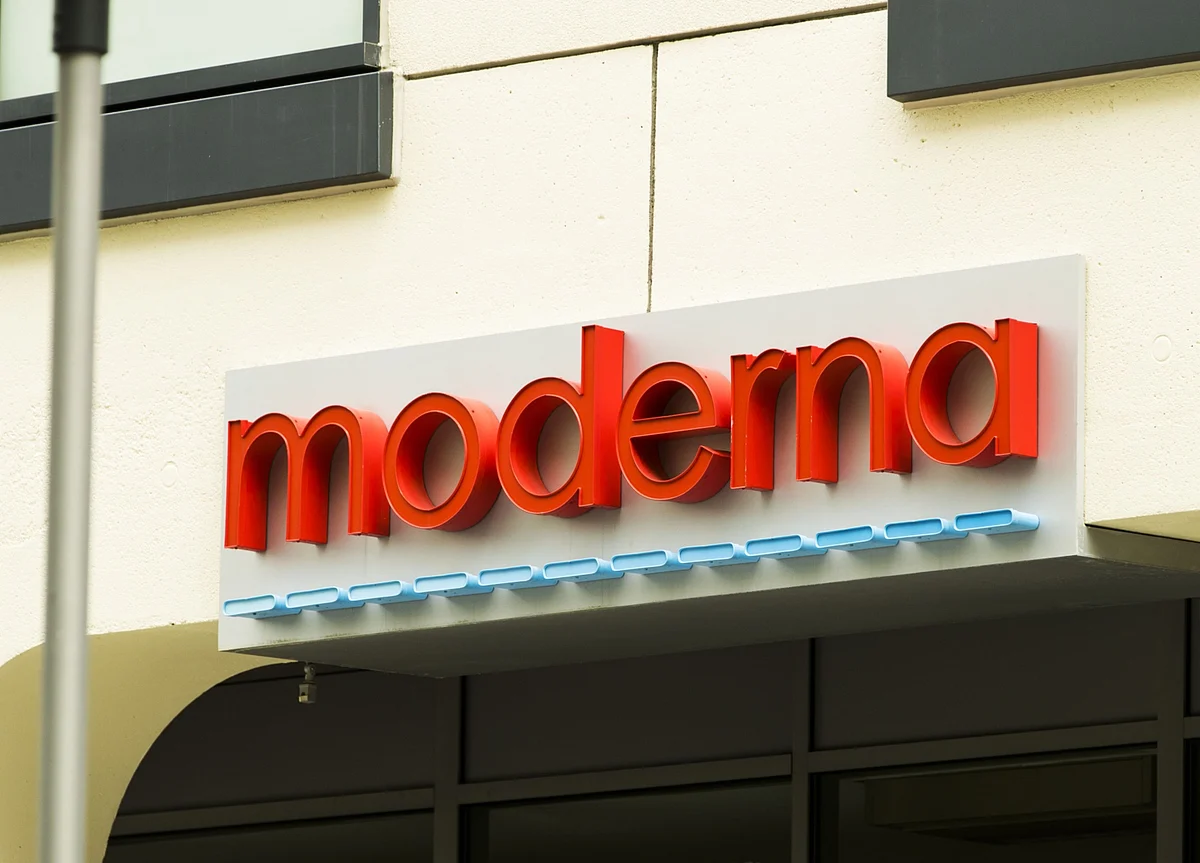 Moderna Soars to Record Ahead of Final Covid Vaccine Analysis
