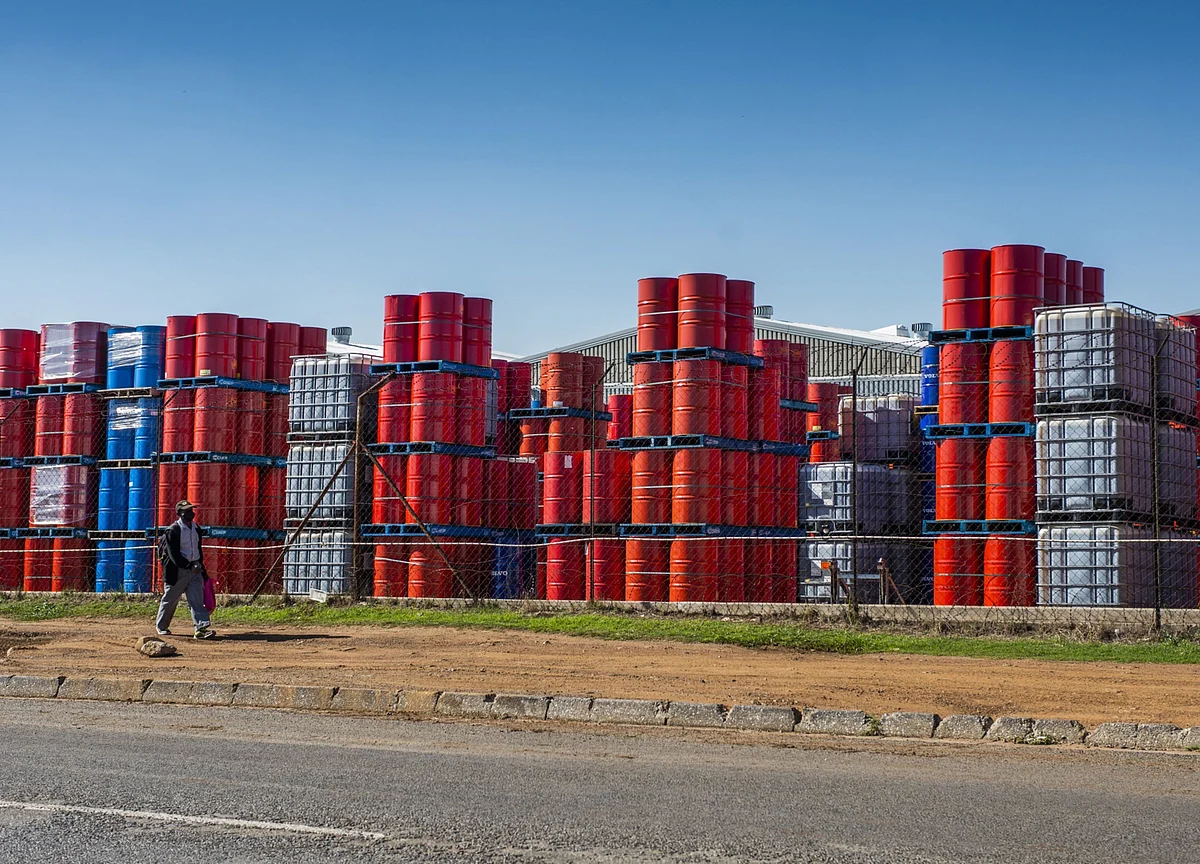 Record U.S. Crude Stockpiles Show Cracks in Oil Market Recovery