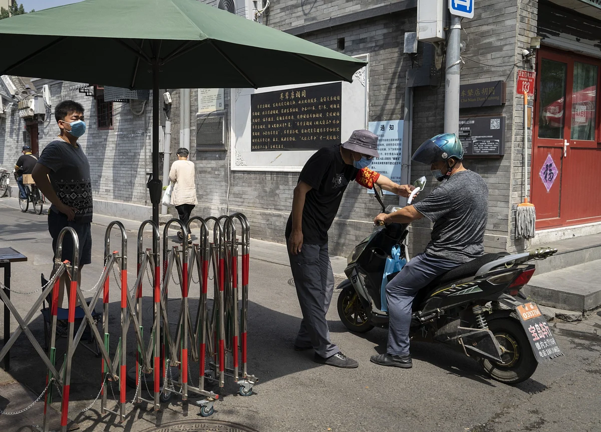 China Seals Off County of 400,000 to Stem Beijing Cluster