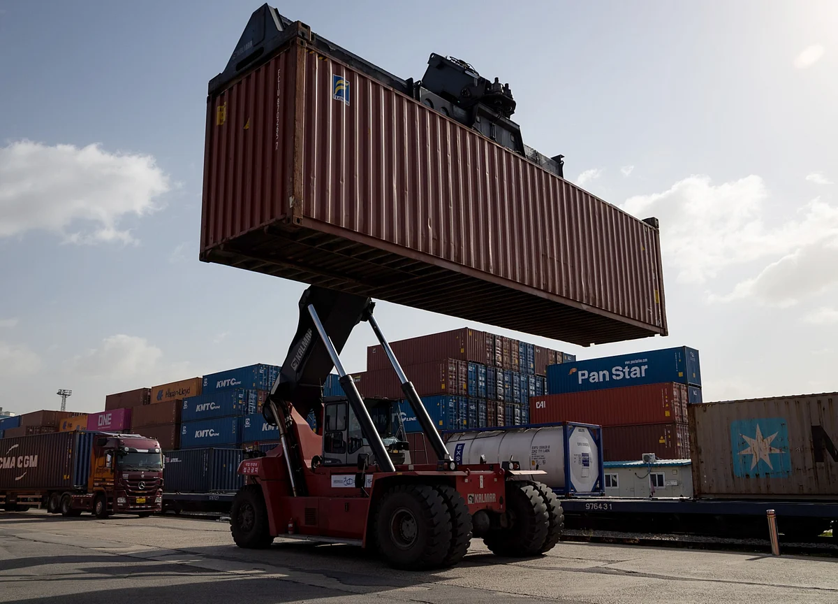 South Korea’s Exports Slump Again as Pandemic Drags On