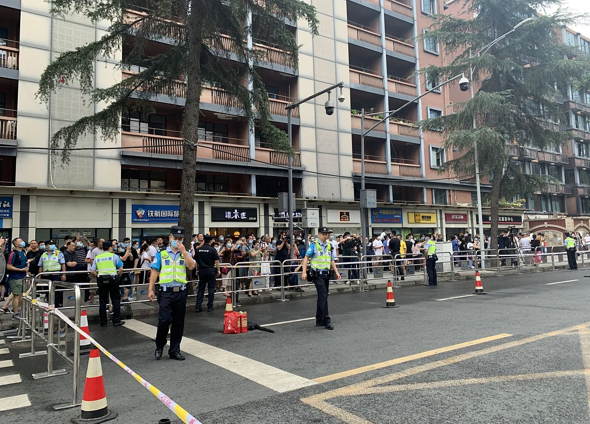 Crowds Gather in Chengdu to Watch American Diplomats Evacuate