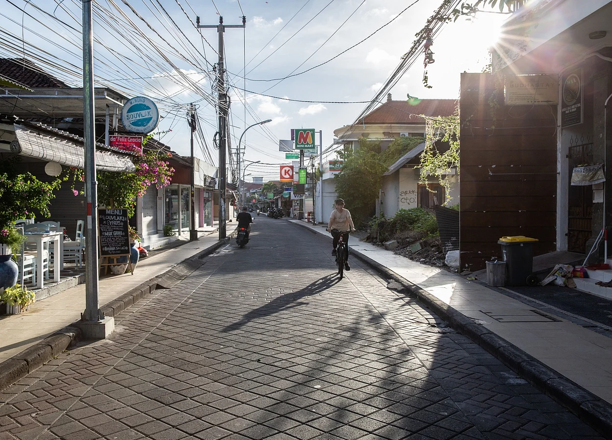 Indonesia Vows to Build $33 Billion Capital as Economy Sputters