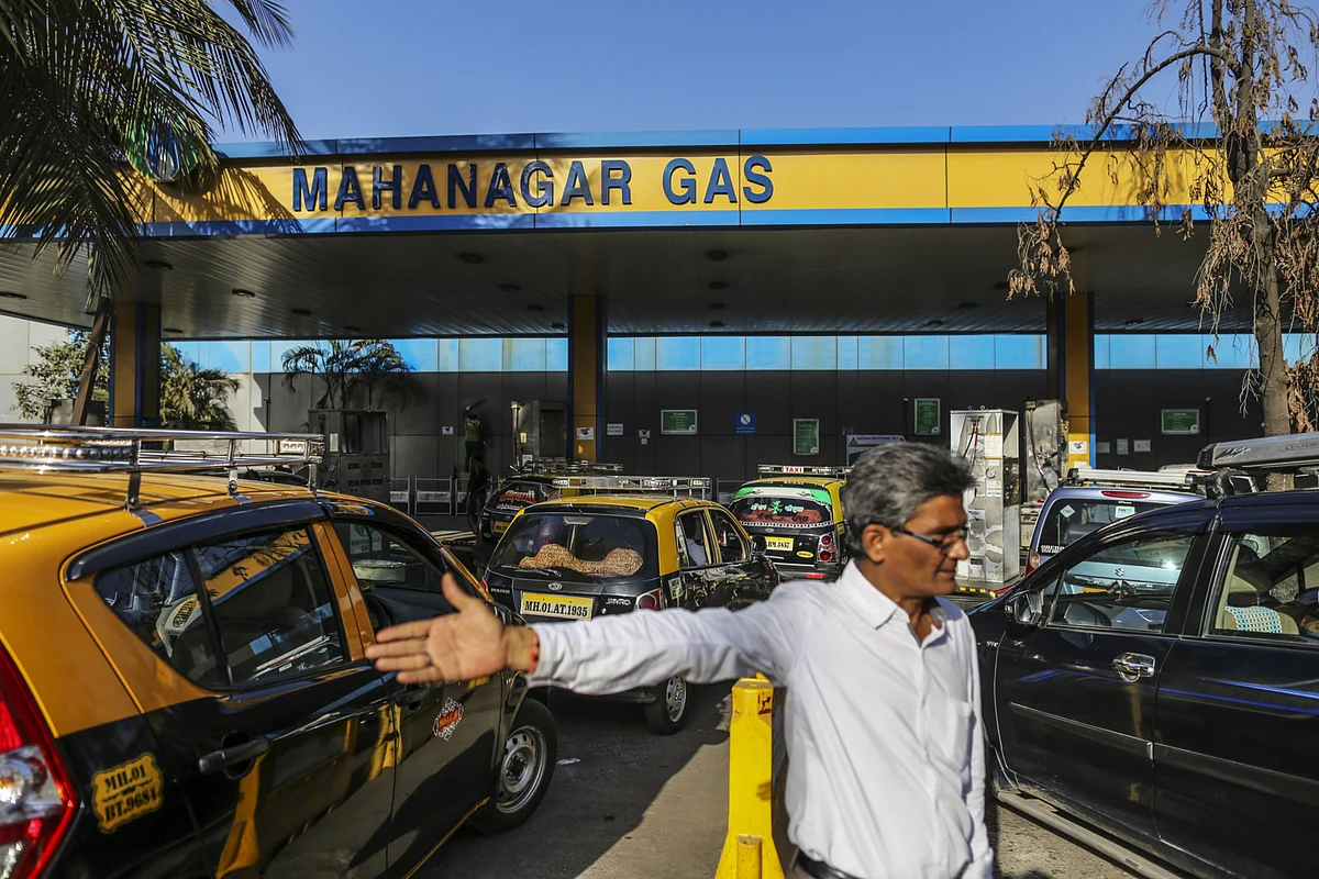 A man gestures as taxis line up at a Mahanagar Gas station in Mumbai. (Photographer: Dhiraj Singh/Bloomberg)