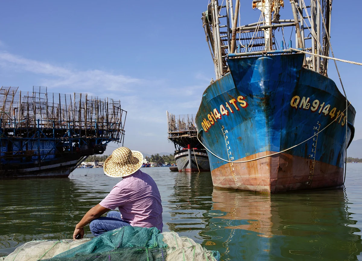 Vietnam, China Foreign Ministers Seek to Control South China Sea Tensions