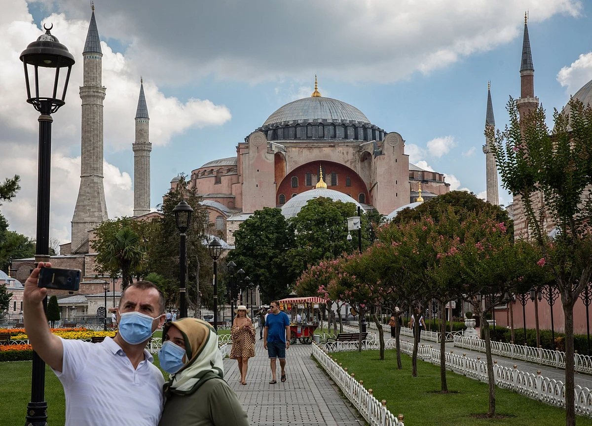 Pandemic Inflation Upswing Pins Turkish Rate in Place for Longer