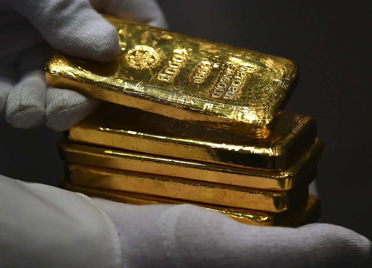 Gold Gains With Fed Flagging Risk From Virus and Dollar Dropping