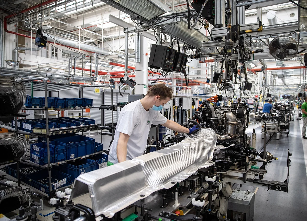 U.S. Manufacturing Gauge Rises to 14-Month High on Reopenings
