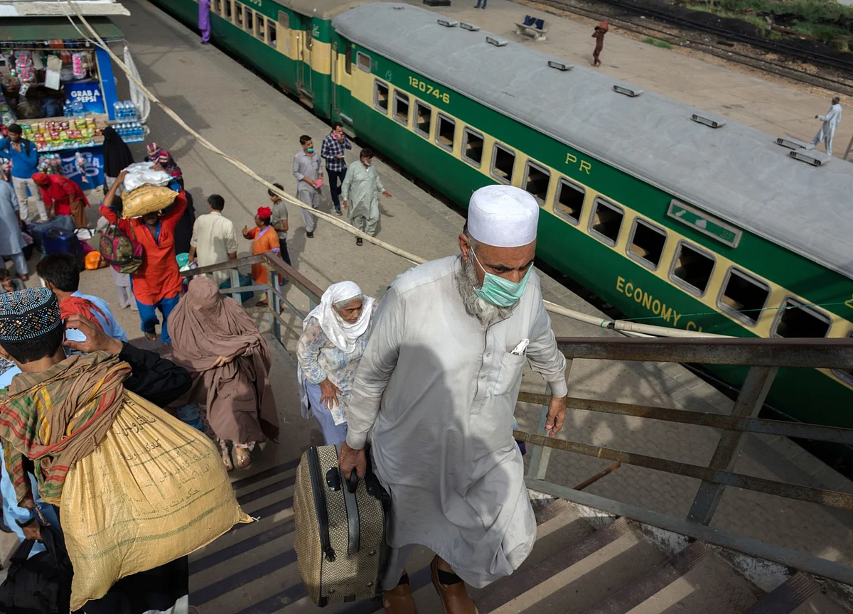 Pakistan Warned of Fresh Virus Threat as Millions Travel for Eid