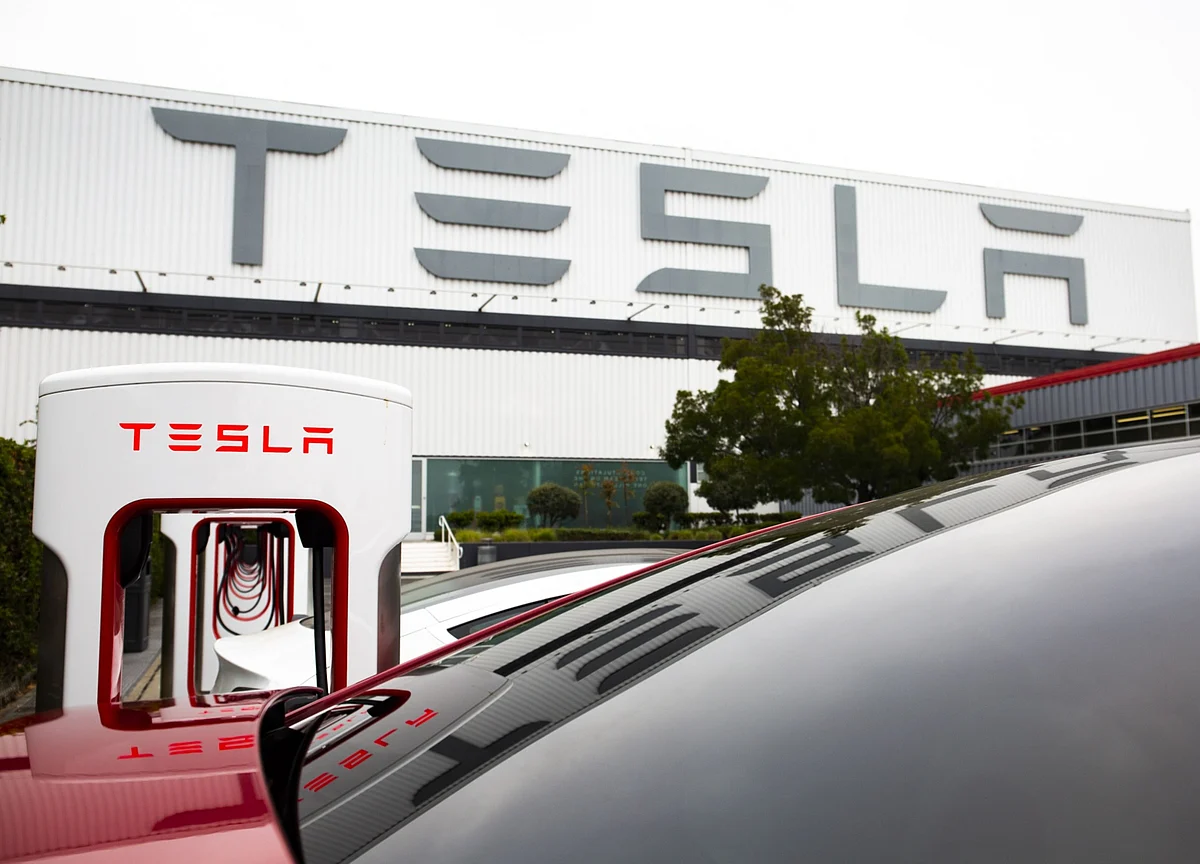 Tesla Shares Sag as Analyst Flags ‘Mind-Boggling’ Valuation