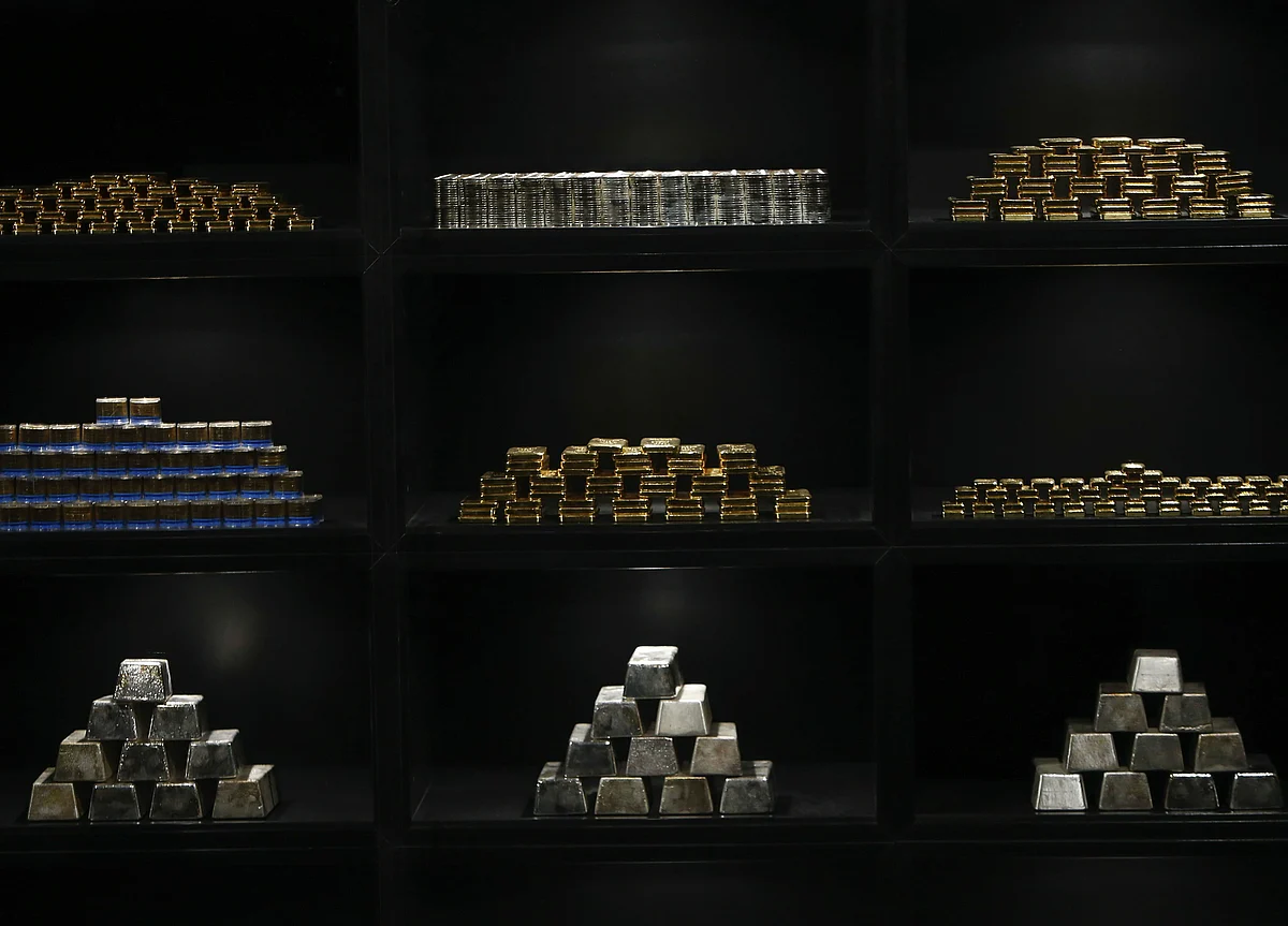 Gold Rips Up Record Book as $2,000 Test Looms in Hunt for Haven