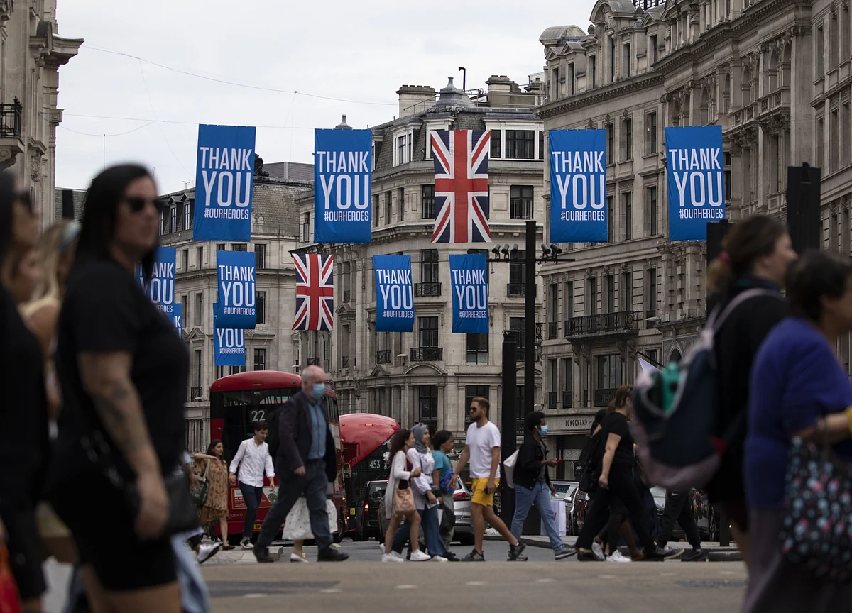 U.K. Consumers Stay Gloomy With End of Wage Support Approaching