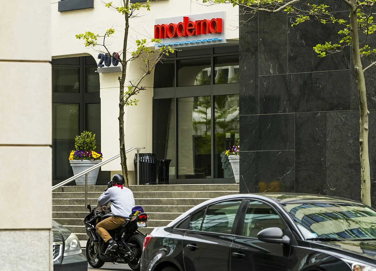 Moderna Shot Cleared in U.S., Ready for Delivery Starting Sunday