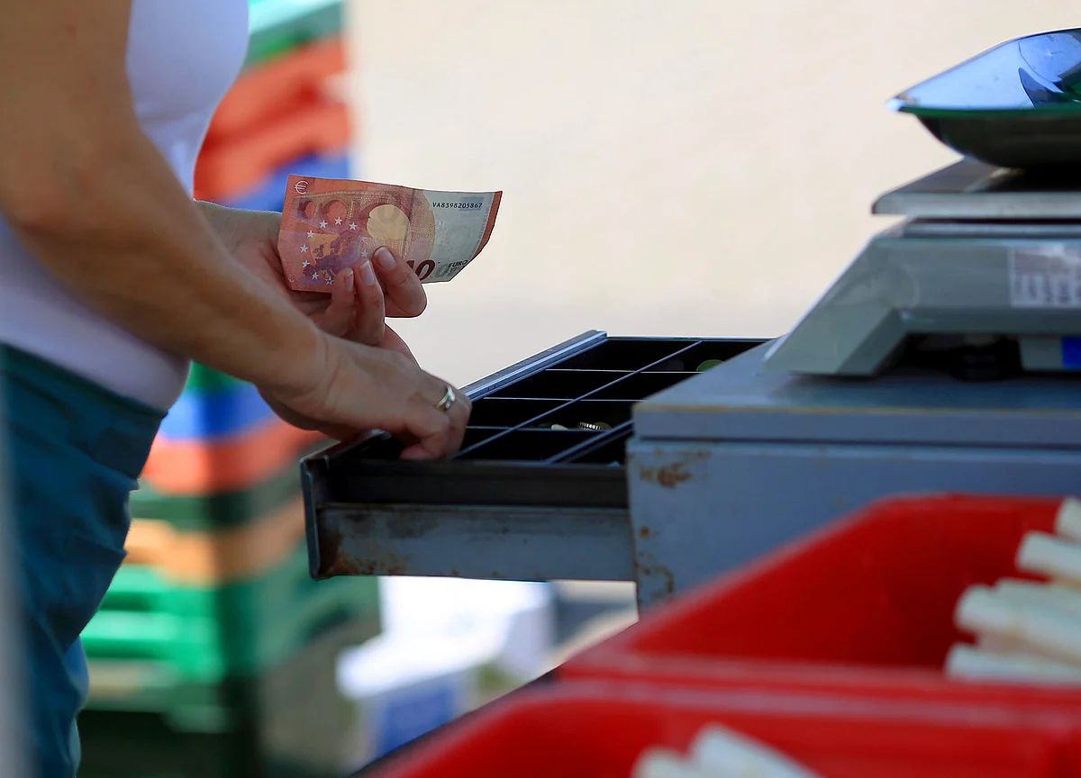 Euro-Zone Queue Shows Crisis-Plagued Currency Still Has Appeal