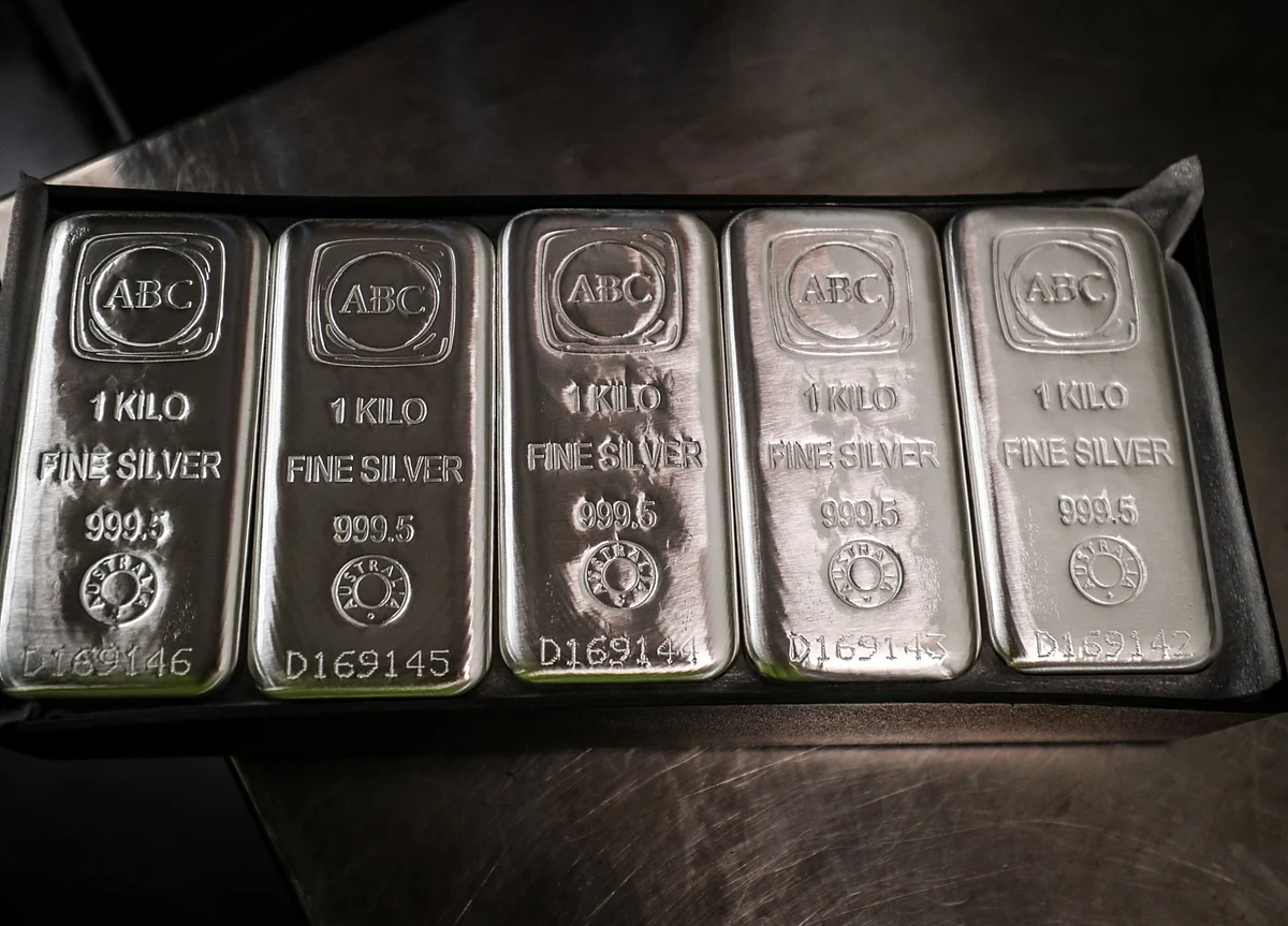 Gold Nears Record, Silver at Six-Year High on Spur From Stimulus