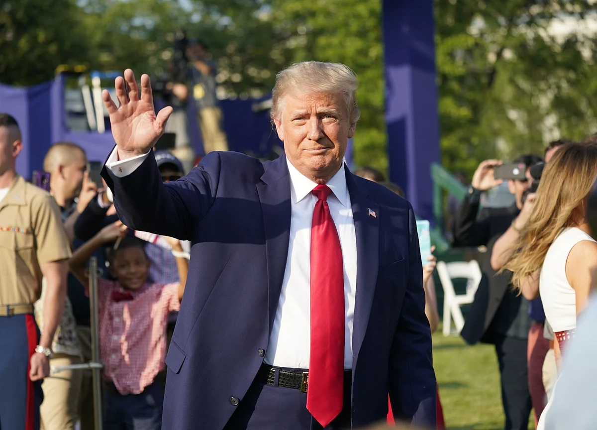 U.S. Virus Bailout: Trump Ties, Investors, Chinese Companies