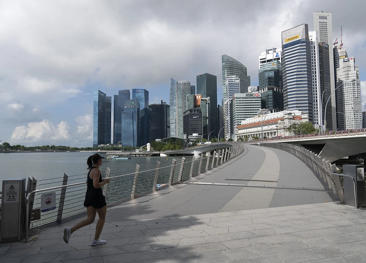 Singapore Slumps Into Recession With Record 41.2% GDP Plunge