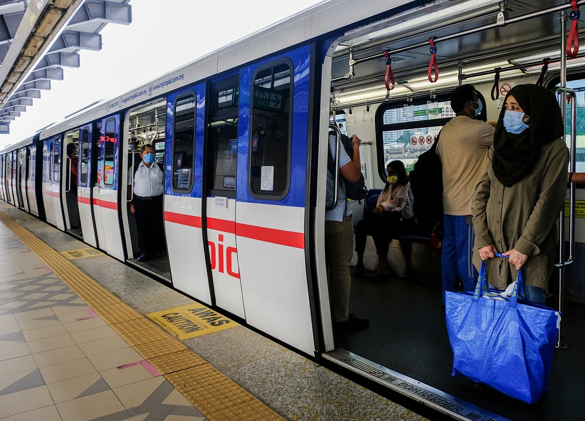 Malaysia’s Economy Shrinks Most Since 1998 Asia Crisis