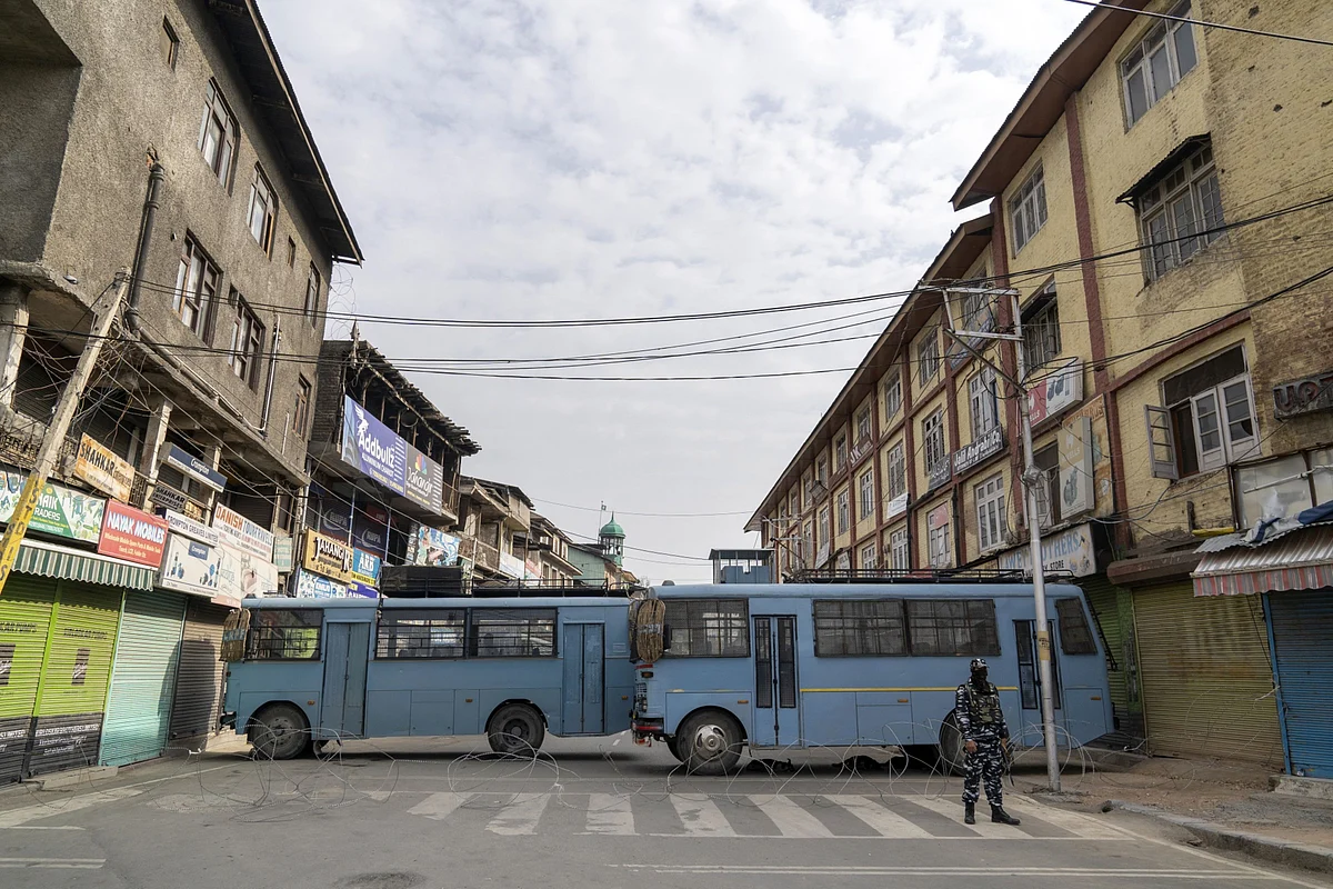 CRPF buses blockade a street in Srinagar, Jammu and Kashmir, India, on Aug. 30, 2019. (Photographer: Sumit Dayal/Bloomberg)