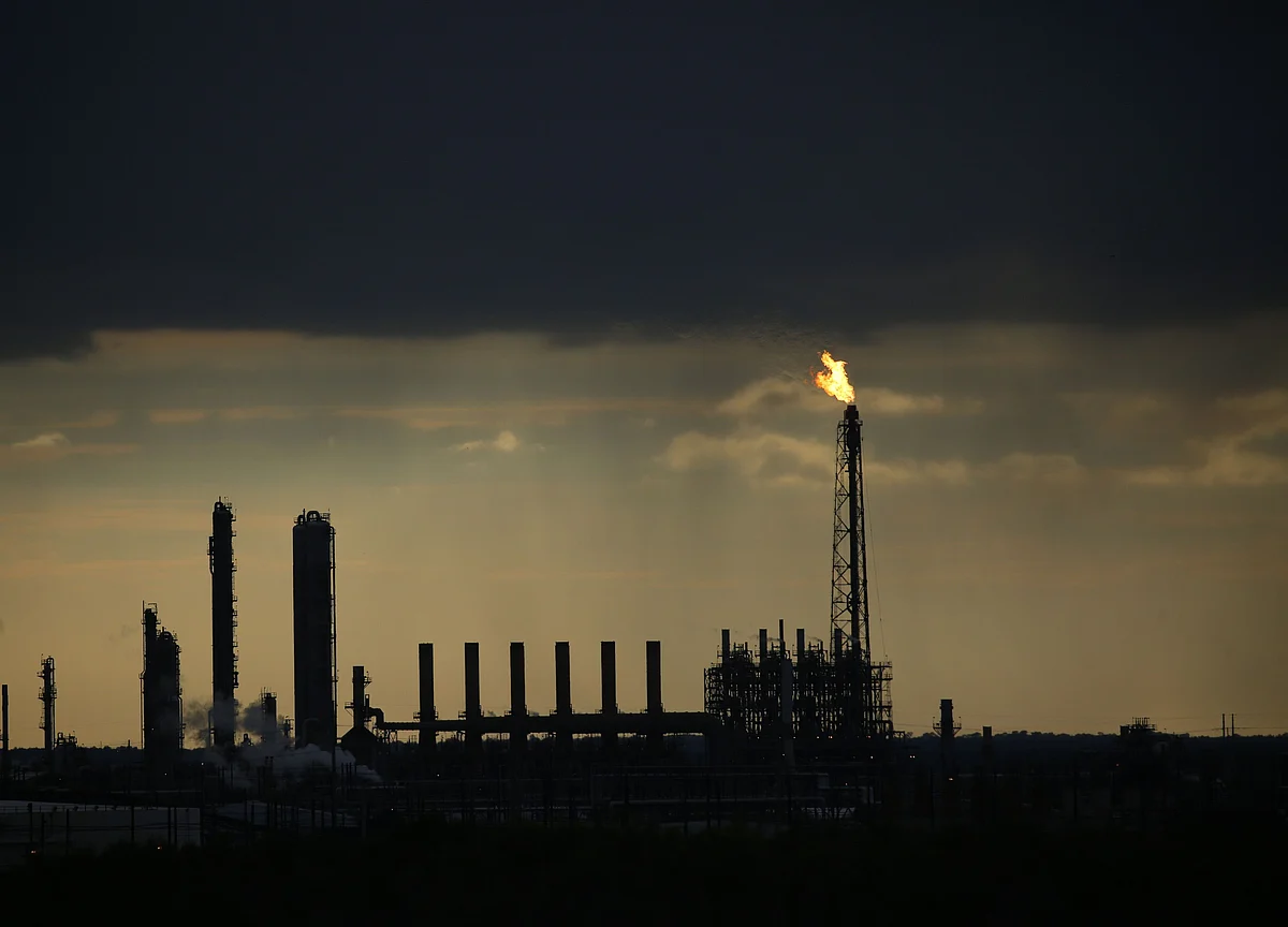 Oil and Gasoline Dip With Refineries Spared From Worst of Laura