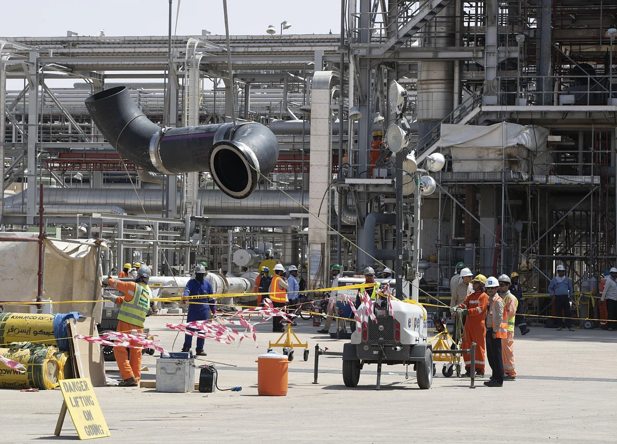 Oil Extends Drop After Saudi Price Cuts Show Demand Concern