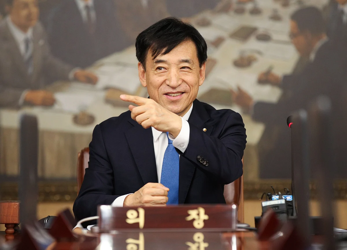 Bank of Korea’s Lee Holds Fire for Now as Growth Outlook Cut