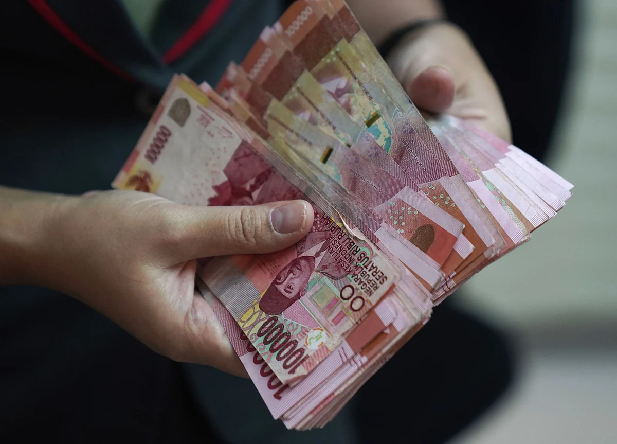 Asia’s Worst Currency Is Diverging From the Local Bond Market