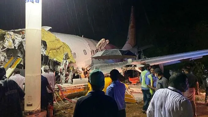 The Air India Express Boeing aircraft split into two as it crash landed at the Kozikhode airport. (Image: DD News)