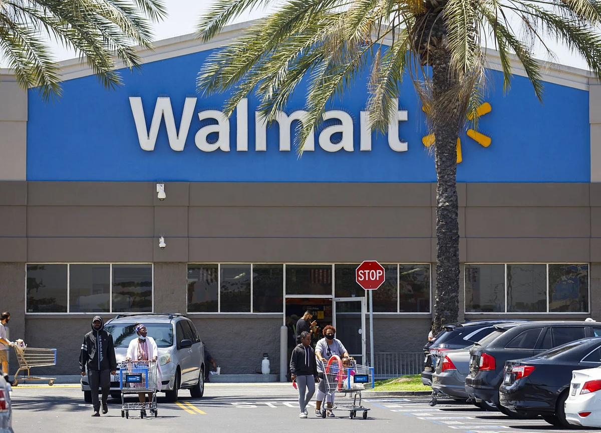 Walmart Falls After Forecasting Earnings Drop, More Spending