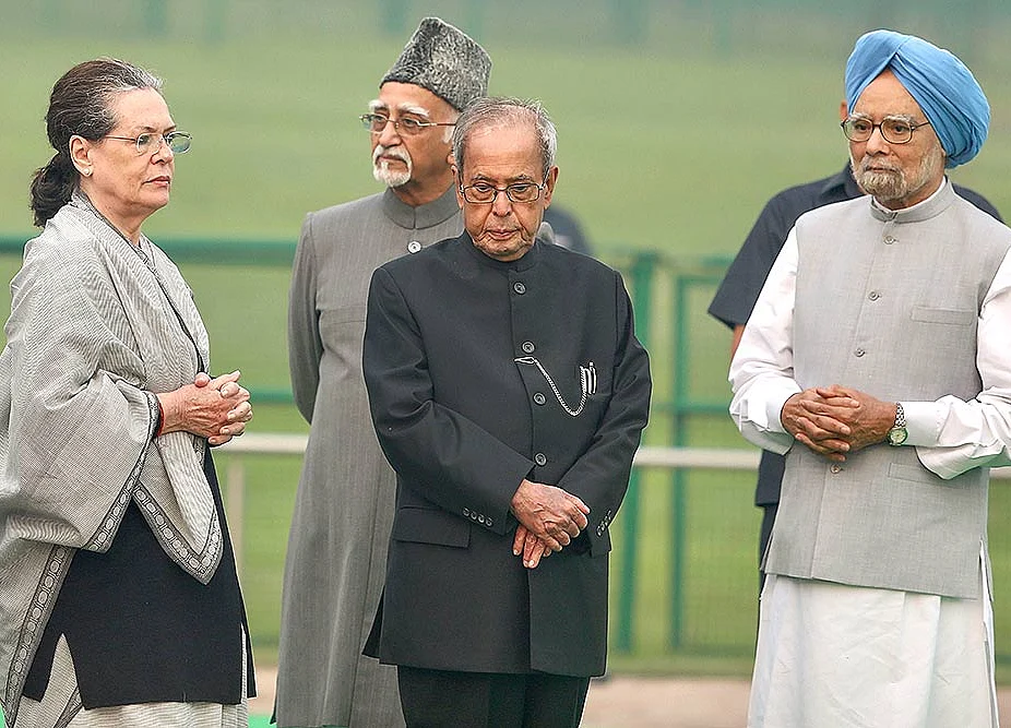 Sonia Gandhi, Manmohan Singh Pay Tributes To Pranab Mukherjee