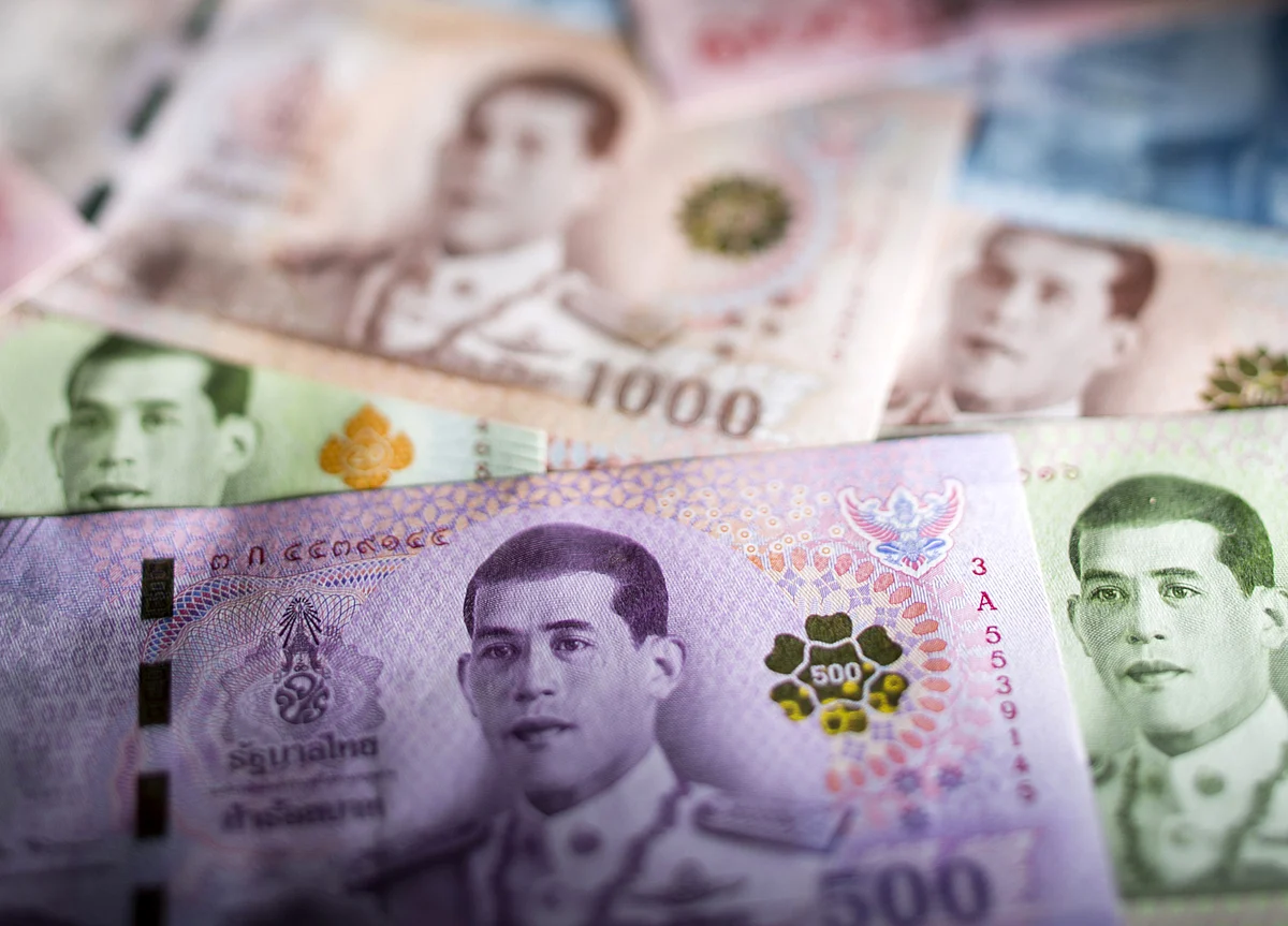 Thai Baht at Crossroads as Economy Seen Bottoming Out This Year